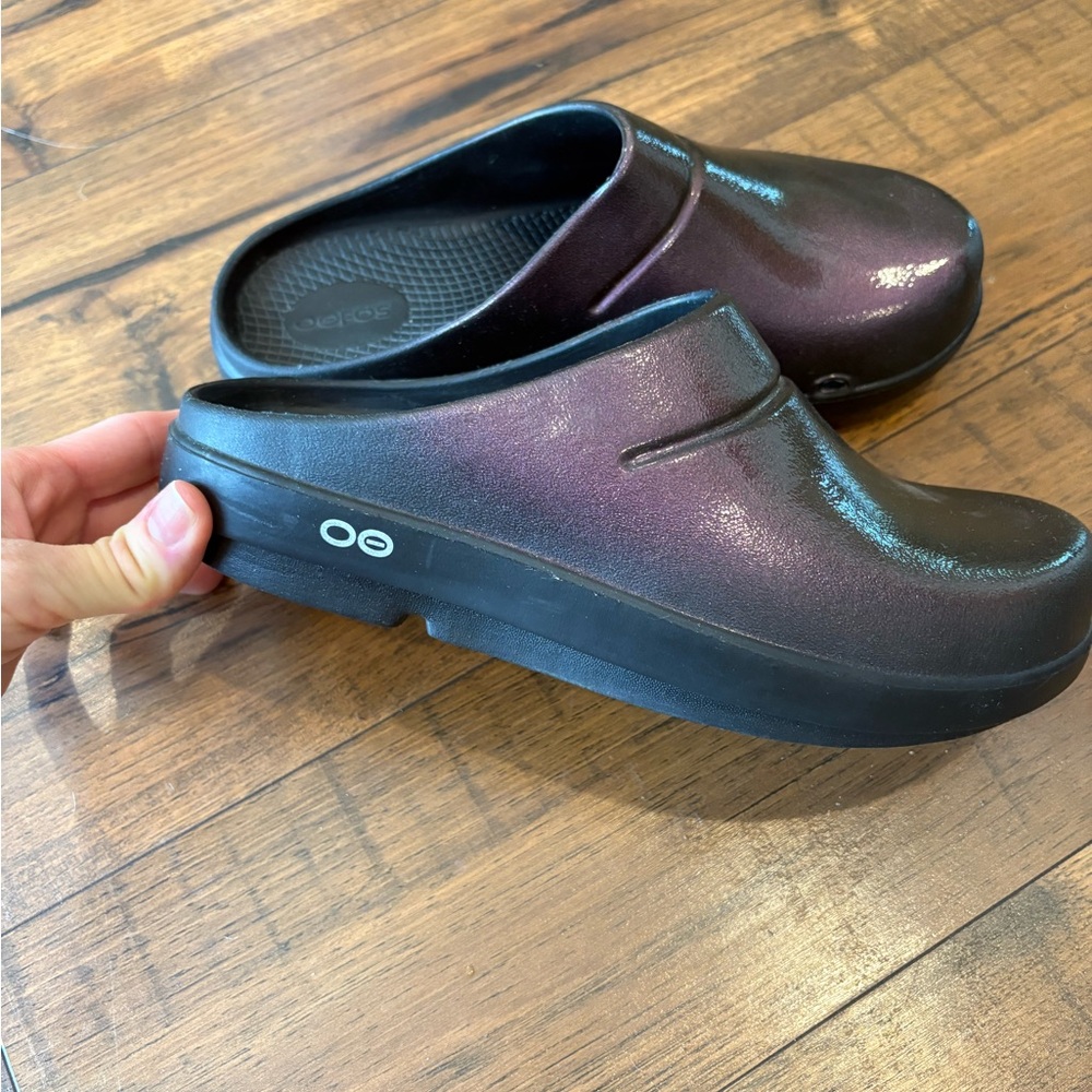 OOFOS Women's Mules in Shimmering Purple and Black